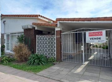 Casa · 229m² · 4 Ambientes · Alineamiento Comercial - Casa en Venta