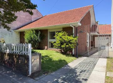 Casa · 140m² · 4 Ambientes · 1 Cochera · Chalet en Playa Grande con Gran Jardin de 400 m²