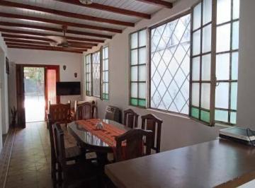 Casa · 130m² · 5 Ambientes · 1 Cochera · Casa en Bernal