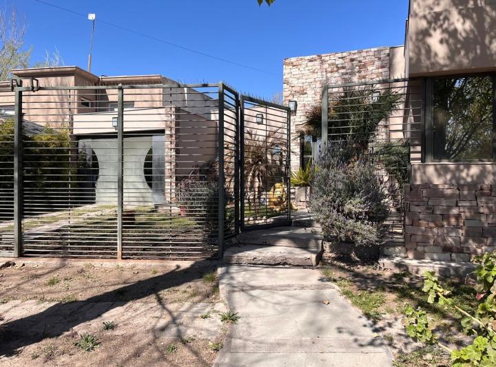Casa · 230m² · 5 Ambientes · 2 Cocheras