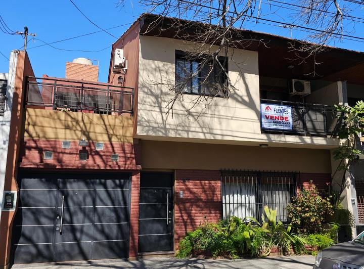 Casa · 140m² · 4 Ambientes · 2 Cocheras