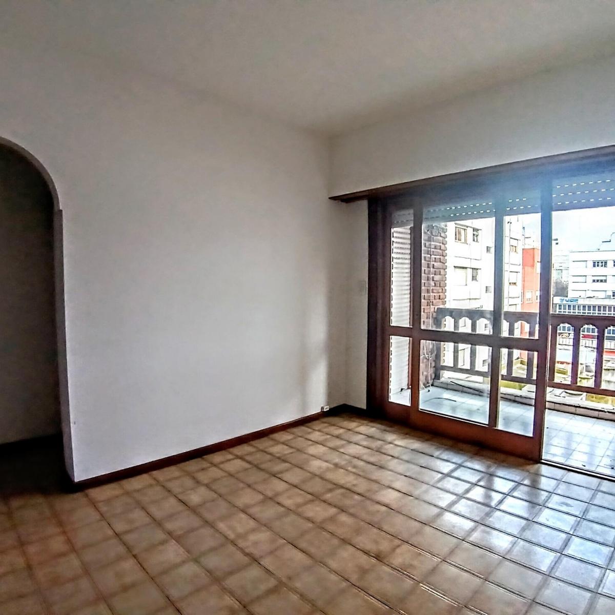 Depto 3 amb, 65m² con balcón y vista abierta — Plaza Colón