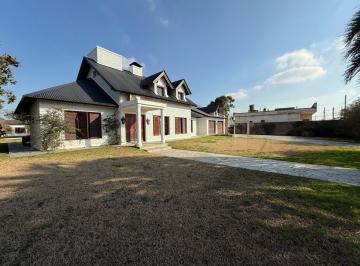 Casa · 379m² · 7 Ambientes · 2 Cocheras · Casa en Lobos