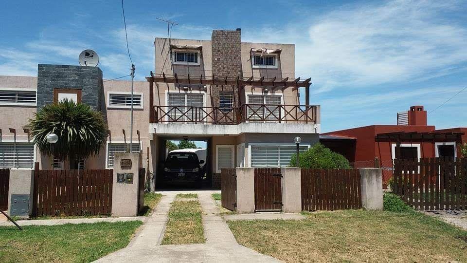 Casa en PH 4 amb, 100m² con jardín y parrilla — Los Acantilados