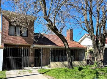 Casa · 330m² · 4 Ambientes · 1 Cochera · Venta Casa de 4 Ambientes con Gran Parque en Zona Los Pinares