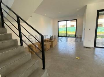 Casa · 200m² · 6 Ambientes · 3 Cocheras · Casa en Santa Sofia