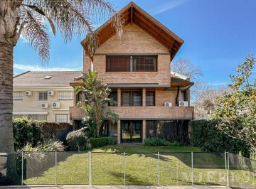 Casa · 737m² · 9 Ambientes · 3 Cocheras · Importante Casa de Excelente Calidad Constructiva en Muy Buena Zona de Martinez
