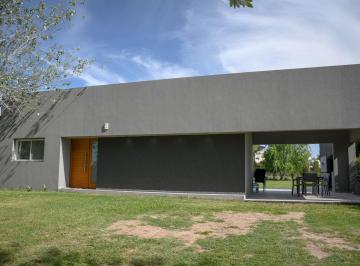 Casa · 923m² · 4 Ambientes · 1 Cochera · Casa en Venta Barrio Privado La Carolina Golf y Country Club