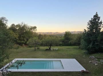 Casa de 3 ambientes, Cuesta Blanca · Venta de Propiedad en Cuesta Blanca con Piscina.
