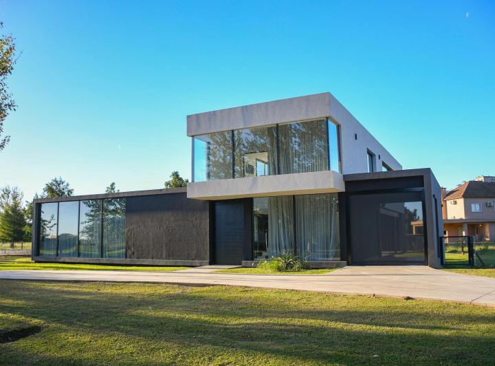 Casa · 271m² · 5 Ambientes · 2 Cocheras