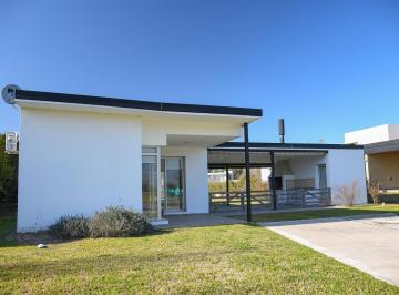 Casa · 189m² · 6 Ambientes · 2 Cocheras · Casa en Venta con Pileta en La Carolina Golf y Country Club