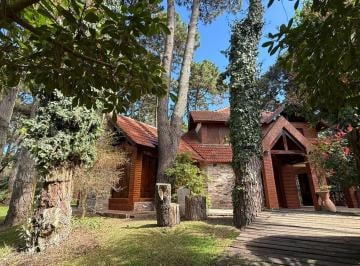 Casa de 3 ambientes, Costa del Este · Amplia Casa en Costa del Este con Jardín y Parrilla