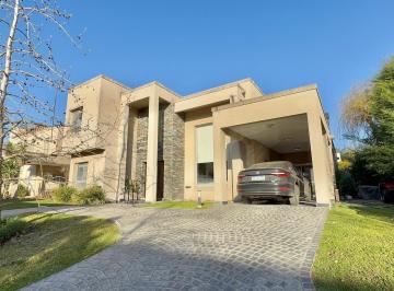 Casa · 330m² · 6 Ambientes · 3 Cocheras · Casa Estilo Minimalista - 6 Ambientes - Venta