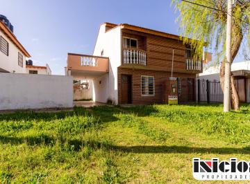Departamento de 4 ambientes, Mar de Ajó · Hermoso Tríplex con Buenas Terminaciones - C379