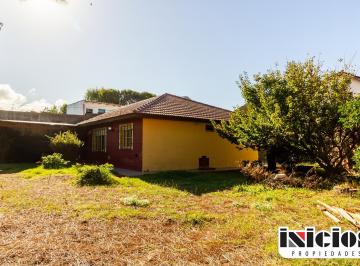 Casa de 5 ambientes, Mar de Ajó · Hermoso Chalet en Barrio Tranquilo - C957