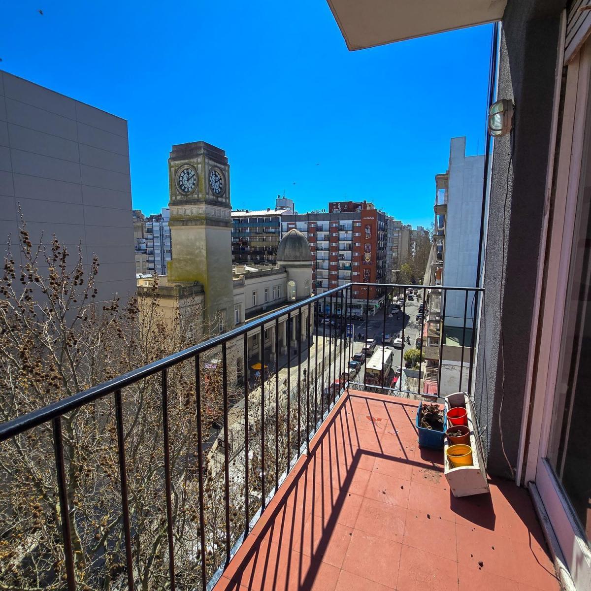 Departamento dos ambientes, invertido, con balcón al frente