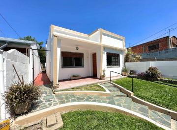 general-san-martin-villa-ballester-venta-casa-3-ambientes · Casa de 3 Ambientes con Parque y Parrilla
