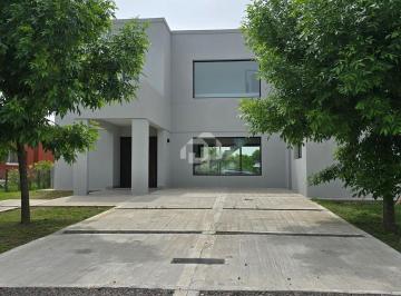 Casa · 270m² · 5 Ambientes · 1 Cochera · Casa en Venta en Altos de Campo Grande, Pilar, G. B. a. Zona Norte