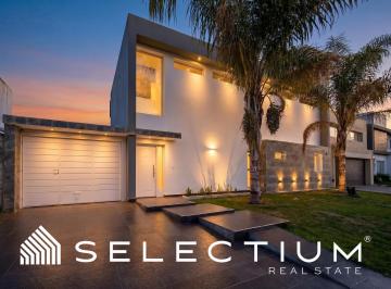 Casa · 220m² · 3 Dormitorios · 2 Cocheras · (Apto Crédito) Oportunidad en Valle Escondido | Casa en Country Los Aromas