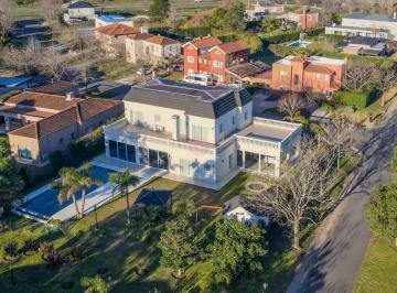Casa · 400m² · 6 Ambientes · 1 Cochera · Casa en Venta en Los Jazmines, Pilar del Este, Pilar