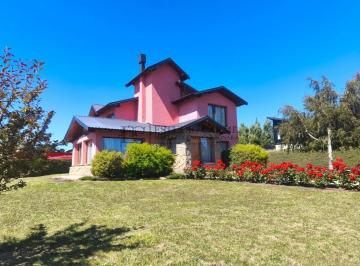 Casa · 233m² · 7 Ambientes · 1 Cochera · Casa 6 Amb Amplio Quincho o Depto Cochera Cubierta en Dina Huapi a 15 Km de Bariloche Zona Residenci