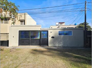 Casa · 190m² · 5 Ambientes · 2 Cocheras · Casa en Venta de 2 Dorm. con Piscina, Quincho y Jardín. Impecable Estado. Zona Boating Granade
