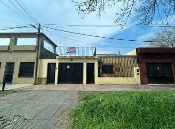 Casa · 102m² · 3 Ambientes · 1 Cochera · Castro Barros 5200, Casa 2 Dorm., Cochera, Patio