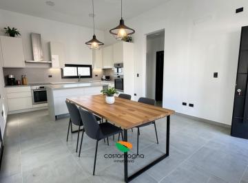 Casa · 86m² · 3 Ambientes · 1 Cochera · Dúplex Planta Baja 2 Dorm. - Manantiales 2