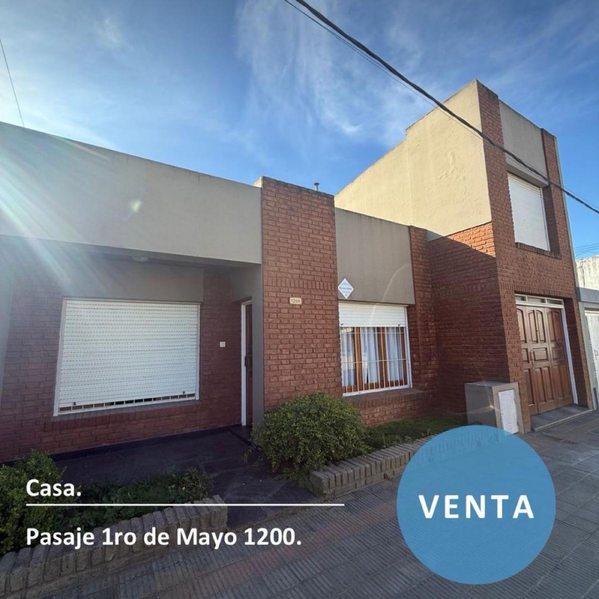 Casa de cuatro dorm. y garage cubierto sobre Pasaje 1ro de Mayo