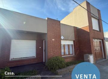 Casa · 200m² · 7 Ambientes · Casa de Cuatro Dorm. y Garage Cubierto, Sobre Pasaje 1ero de Mayo Al 1200, Tandil.