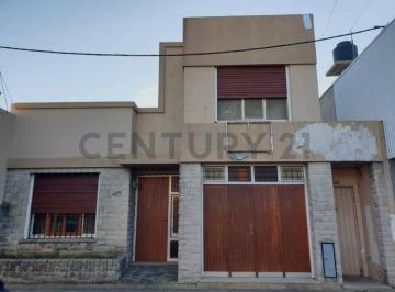 Casa · 129m² · 4 Dormitorios · 1 Cochera · Casa en Venta en Berisso con Departamento Ideal Inversores