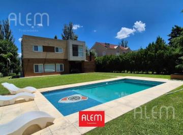 Casa · 187m² · 6 Ambientes · 2 Cocheras · Casa en Venta y Alquiler en Quintas del Sol