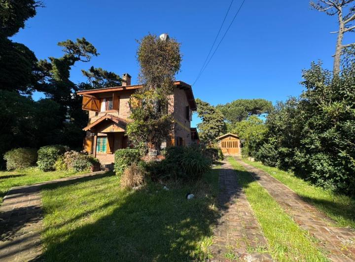 Casa · 658m² · 4 Ambientes · 1 Cochera