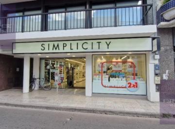Local comercial · 370m² · 1 Ambiente · Local en Centro de Lujan
