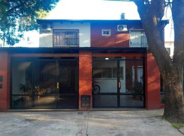Casa · 204m² · 5 Ambientes · 2 Cocheras · Casa en Venta de 4 Dorm. Jardín, Quincho Piscina. Barrio Santa Rita. Excelente Estado
