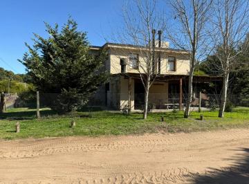 Casa de 4 ambientes, Mar Azul · Casa en Esquina de 3 Dorm. - Retasada!