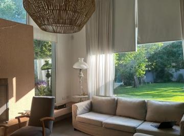Casa · 450m² · 5 Ambientes · Casa Moderna y Amoblada con Pileta en Entorno Natural