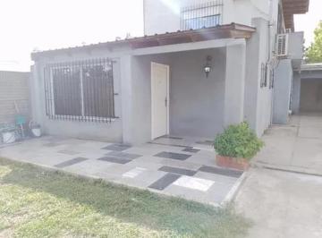 Casa · 182m² · 4 Ambientes · 4 Cocheras · Oportunidad Amplia Casa en Venta en Los Hornos