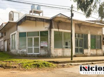 Local comercial de 2 ambientes, Mar de Ajó · 2 Locales Mas Una Vivienda en Block Sobre Esquina - C515
