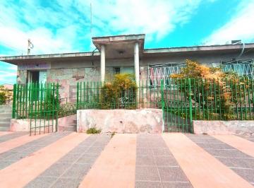 Casa · 153m² · 6 Ambientes · 1 Cochera · Century 21 López Vende Casa con 2 Salones Comerciales