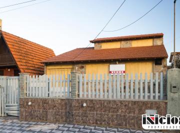 Casa de 3 ambientes, Mar de Ajó · Propiedad a m del Mar Sobre Calle Comercial - C804