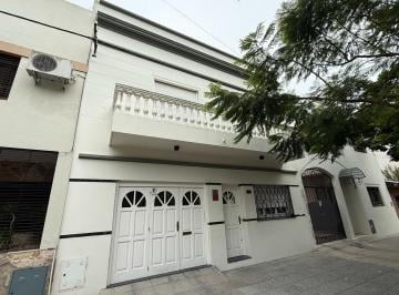 Casa · 200m² · 6 Ambientes · 1 Cochera · Casa de 3 Dorm., en Venta en 63 E 17 y 18