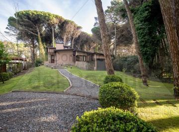 Casa de 5 ambientes, Cariló · Estilo Moderno, con Desniveles y Piscina Climatizada (Cod - 19)