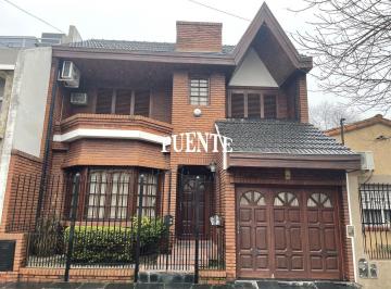 Casa · 160m² · 4 Ambientes · 2 Cocheras · Casa en Banfield Este