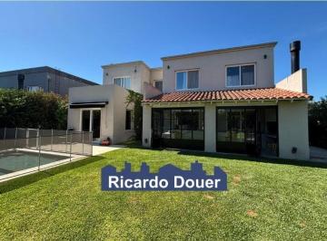 Casa · 210m² · 4 Ambientes · 4 Cocheras · Casa en Venta con Pileta en Barrio Vistas, Puertos del Lago, Escobar