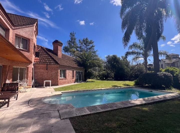 Casa · 340m² · 5 Ambientes · 6 Cocheras