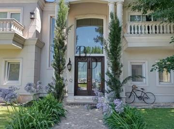 Casa · 256m² · 6 Ambientes · 2 Cocheras · Casa en Venta en El Barrio Los Jazmines