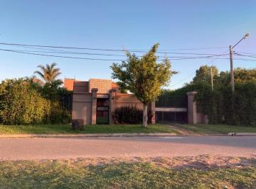Casa · 220m² · 3 Dormitorios · 1 Cochera · Casa - Salto