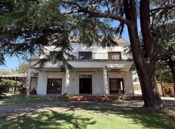 Casa · 900m² · 9 Ambientes · 5 Cocheras · Casa en Venta a Refaccionar Sobre Gran Lote de 2.780 m² en Martínez, San Isidro