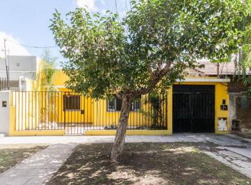 Casa · 5 Ambientes · 1 Cochera · Casa en Llavallol